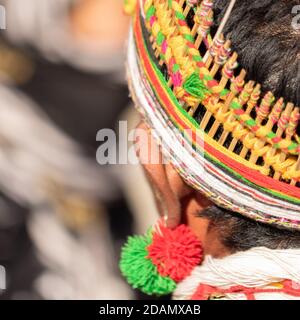 Résumé Portrait d'un tribesman naga habillé dans sa tribu Tenue vêtue d'un casque traditionnel coloré à Kisama Nagaland Inde Le 4 décembre 2016 Banque D'Images