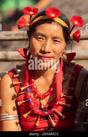 Portrait d'une tribu naga femmes vêtues de tribu traditionnelle Tenue à kohima Nagaland Inde le 4 décembre 2016 Banque D'Images