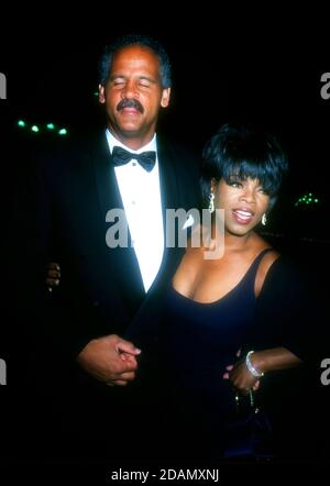 Pasadena, Californie, États-Unis 6 avril 1996 l'éducateur Stedman Graham et la personnalité de la télévision Oprah Winfrey assistent aux 27e prix annuels de l'image de la NAACP à l'auditorium civique de Pasadena le 6 avril 1996 à Pasadena, Californie, États-Unis. Photo par Barry King/Alay stock photo Banque D'Images