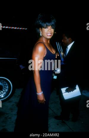Pasadena, Californie, États-Unis 6 avril 1996 la personnalité de la télévision Oprah Winfrey participe au 27e prix annuel de l'image de la NAACP à l'Auditorium civique de Pasadena le 6 avril 1996 à Pasadena, Californie, États-Unis. Photo par Barry King/Alay stock photo Banque D'Images