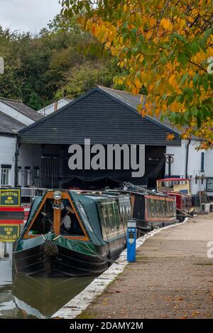 canal étroit bateaux dans un hangar d'entretien à la marina de fraunston sur le canal de grand union près de daventry, northamptonshire. Banque D'Images