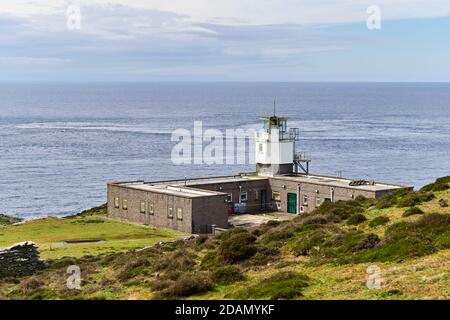 Le phare automatique de 1968 sur le Calf de l'Homme abrité Dans un bâtiment de bas niveau surplombant le célèbre Chicken Rock Et la mer d'Irlande Banque D'Images