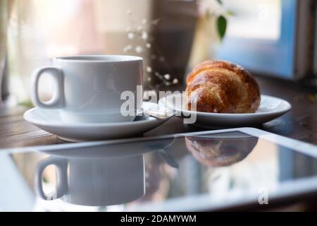 Croissant et une tasse de café délicieux. Banque D'Images