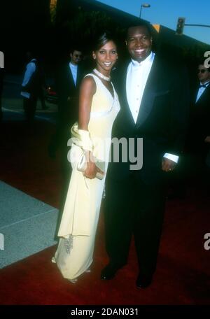 Pasadena, Californie, États-Unis 6 avril 1996 l'actrice Holly Robinson Peete et son mari Rodney Peete assistent aux 27e prix annuels de l'image de la NAACP à l'auditorium civique de Pasadena le 6 avril 1996 à Pasadena, Californie, États-Unis. Photo par Barry King/Alay stock photo Banque D'Images