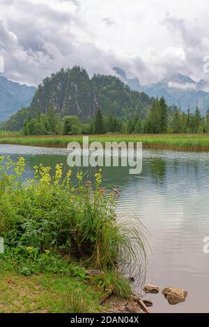 Vue sur le belvédère d'Ameisstein, vue depuis la rive nord de l'Almsee Banque D'Images