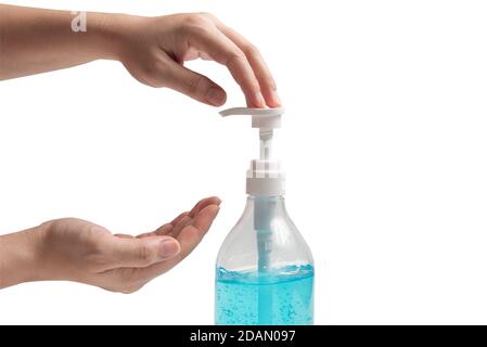 La main pompant la protection de gel d'alcool éthylique bleu pour coronavirus isolé sur fond blanc avec masque Banque D'Images