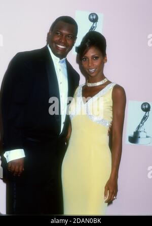 Pasadena, Californie, États-Unis 6 avril 1996 l'actrice Holly Robinson Peete et son mari Rodney Peete assistent aux 27e prix annuels de l'image de la NAACP à l'auditorium civique de Pasadena le 6 avril 1996 à Pasadena, Californie, États-Unis. Photo par Barry King/Alay stock photo Banque D'Images