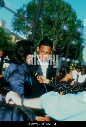 MALIBU, CA - 13 avril : L'actrice Holly Robinson participe au match des  célébrités du Réseau des jeunes le 12 avril 1992 à Pepperdine University à  Malibu, en Californie. Photo de Barry