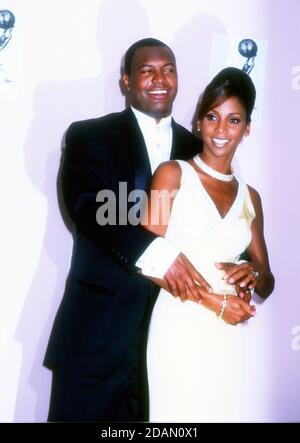 Pasadena, Californie, États-Unis 6 avril 1996 l'actrice Holly Robinson Peete et son mari Rodney Peete assistent aux 27e prix annuels de l'image de la NAACP à l'auditorium civique de Pasadena le 6 avril 1996 à Pasadena, Californie, États-Unis. Photo par Barry King/Alay stock photo Banque D'Images