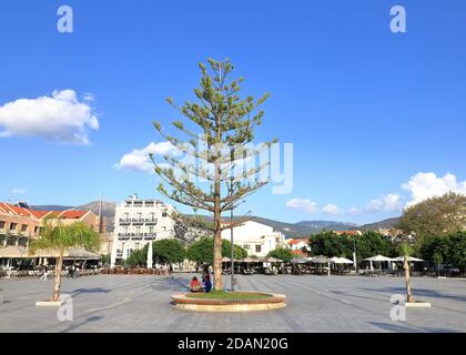 La vue sur Platia Vallianou (place centrale) dans le centre de la ville d'Argostoli sur l'île grecque de Kefalonia. Banque D'Images