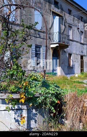 Puits d'eau et construction abandonnés dans la plaine du po, Lombardie, Italie Banque D'Images