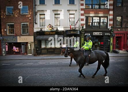 GRANDE-BRETAGNE / Angleterre / Londres / une ville irréelle Verrouillage à Londres 24.3.2020/ police montée à Soho Londres Banque D'Images