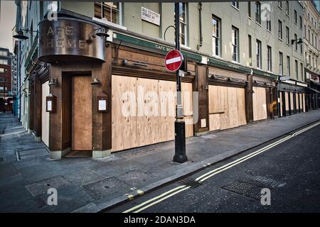 GRANDE-BRETAGNE / Angleterre / Londres / Soho les sites sont embarqués pendant le confinement du coronavirus le 24 2020 mars à Londres, Angleterre. Banque D'Images