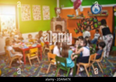 Image floue des enfants et de leur tuteur féminin à la fête d'anniversaire pour l'utilisation de fond. Banque D'Images