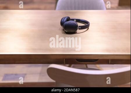 Mise au point sélective d'un casque noir sur un bois tableau Banque D'Images