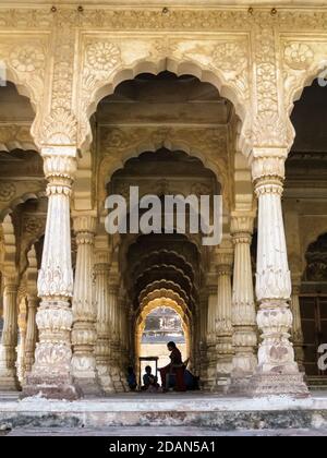 Inde, Rajasthan, Jodhpur. Temple Maha Mandir inutilisé. Maintenant une école de garçons. L'enseignante est assise avec sa classe. Banque D'Images