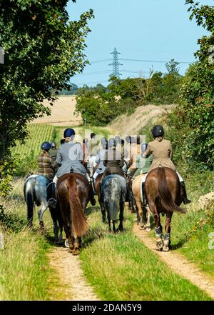 Un groupe de cavaliers et poney dehors pour un l'après-midi, hack sur un après-midi ensoleillé d'automne Banque D'Images