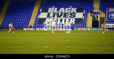 Le Israel Folau de Catalans Dragons se dresse devant une bannière Black Lives Matter avant le lancement du match de la Super League de Betfred au stade Halliwell Jones, Warrington. Banque D'Images