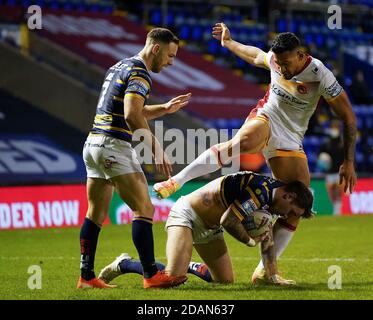 Israel Folau (à droite) de Catalans Dragons s'attaque à Richie Myler de Leeds Rhinos lors du match de jeu de Betfred Super League au stade Halliwell Jones, Warrington. Banque D'Images