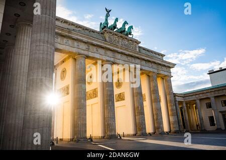 soleil traversant la porte de brandebourg berlin allemagne Banque D'Images