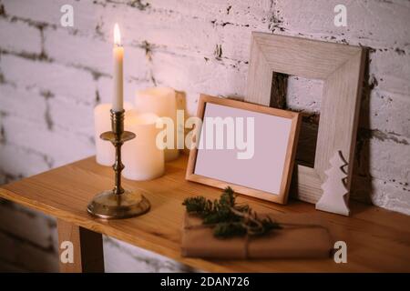 Composition de Noël pour une photo et une inscription dans un cadre. Modèle de carte de vœux pour la nouvelle année. Joyeux Noël et bonne année Banque D'Images