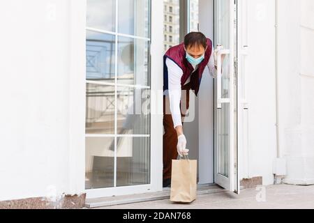 Service de livraison d'épicerie pour les personnes âgées en quarantaine à l'épidémie de Coronavirus de Covid-19 Banque D'Images