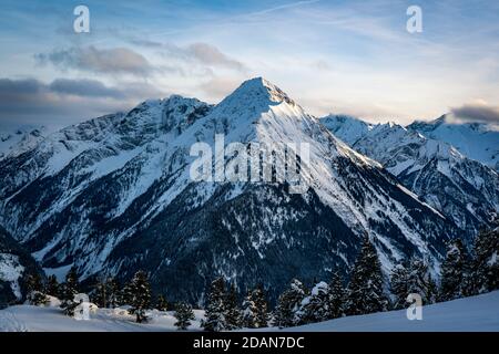 pic de montagne touché par la lumière du soleil Banque D'Images