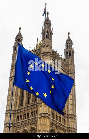 Drapeau européen devant le Palais de Westminster Banque D'Images