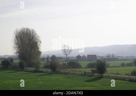 Ancienne maison hollandaise située en face d'une petite rivière dans un paysage de polder hollandais, scène typique de la nature hollandaise photographiée à l'automne Banque D'Images