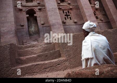 Pèlerin chrétien copte à l'extérieur de l'église rock-huwn Lalibela, Ethiopie Banque D'Images