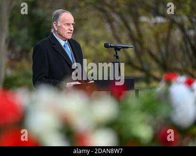 Baruth, Allemagne. 14 novembre 2020. Gunter Fritsch, président d'Etat de la Volksbund Deutsche Kriegsgräberfürsorge e.V. (Commission allemande des sépultures de guerre), parle à la tombe de guerre pour les morts de guerre allemands lors du coup d'envoi du Volkstrauertag (jour de deuil national). Credit: Patrick Pleul/dpa-Zentralbild/dpa/Alay Live News Banque D'Images