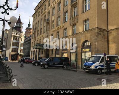 Leipzig, Allemagne. 14 novembre 2020. Les voitures de police sont garées devant l'hôtel de l'équipe nationale ukrainienne. La décision d'annuler le match international de l'équipe nationale de football contre l'Ukraine pourrait être prise juste avant le coup d'envoi prévu. Credit: Klaus Bergmann/dpa/Alamy Live News Banque D'Images