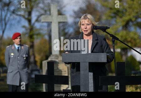 Baruth, Allemagne. 14 novembre 2020. Ulrike Liedtke, Président du Parlement de l'État de Brandebourg, s'exprime sur la tombe de guerre pour les morts de guerre allemands lors de l'inauguration du Volksauertag (jour de deuil national) de la Commission allemande des sépultures de guerre. Credit: Patrick Pleul/dpa-Zentralbild/dpa/Alay Live News Banque D'Images