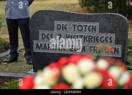 Baruth, Allemagne. 14 novembre 2020. Une pierre commémorative avec l'inscription "les morts de la Seconde Guerre mondiale admonish à la paix" est placée sur le site de la tombe de guerre pour les morts allemands de guerre. L'événement d'ouverture de la journée nationale de deuil de la Commission allemande des sépultures de guerre a eu lieu ici. Credit: Patrick Pleul/dpa-Zentralbild/dpa/Alay Live News Banque D'Images