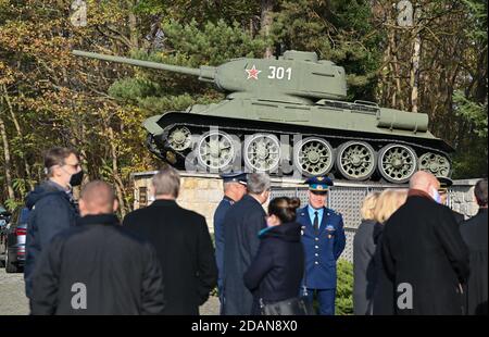 Baruth, Allemagne. 14 novembre 2020. Les invités se tiennent devant un char de la Seconde Guerre mondiale sur le site de la guerre soviétique à l'occasion du coup d'envoi de la Journée nationale de deuil de la Commission allemande des sépultures de guerre. Credit: Patrick Pleul/dpa-Zentralbild/dpa/Alay Live News Banque D'Images