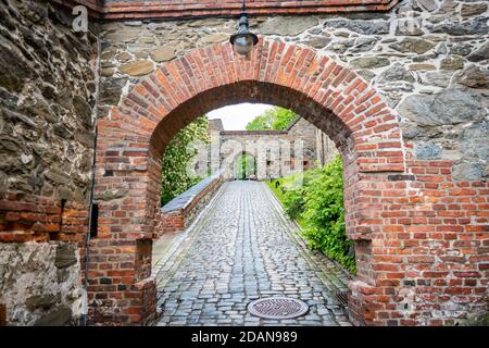 chemin à travers une arche en pierre Banque D'Images