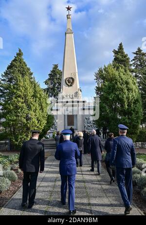 Baruth, Allemagne. 14 novembre 2020. Des militaires de Russie (l) et d'Allemagne (r) se rendent à la tombe de guerre soviétique lors de l'inauguration du Volksbund Deutsche Kriegsgräberfürsorge (Commission allemande des sépultures de guerre). Credit: Patrick Pleul/dpa-Zentralbild/dpa/Alay Live News Banque D'Images