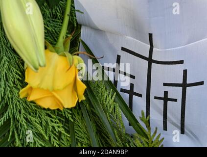 Baruth, Allemagne. 14 novembre 2020. Une rose jaune est coincée sur une couronne à côté de croix sur un ruban sur le site de la tombe de guerre pour les morts allemands. C'est là que s'est déroulée le coup d'envoi de la journée nationale de deuil de la Commission allemande des sépultures de guerre. Credit: Patrick Pleul/dpa-Zentralbild/dpa/Alay Live News Banque D'Images