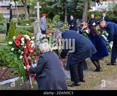 Baruth, Allemagne. 14 novembre 2020. Ulrike Liedtke, président du Parlement de l'État de Brandebourg, Jörg Steinbach (SPD), ministre de l'économie et du travail du Brandebourg, et d'autres invités ont déposé des couronnes sur la tombe de guerre pour le Krigstoten allemand lors du coup d'envoi de la journée nationale de deuil organisée par la Commission allemande des sépultures de guerre. Credit: Patrick Pleul/dpa-Zentralbild/dpa/Alay Live News Banque D'Images