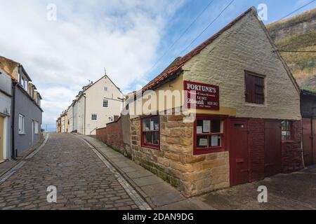 Kippers de fortune, Henrietta Street, Whitby, North Yorkshire, Royaume-Uni Banque D'Images