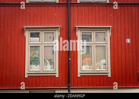 fassade maison traditionnelle colorée en scandinavie Banque D'Images