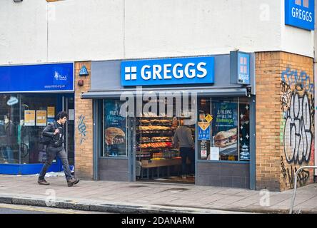 Brighton Royaume-Uni 14 novembre 2020 - A Greggs The Bakers à emporter sur London Road , Brighton comme l'entreprise annonce plus de 800 emplois sont à venir en raison du coronavirus COVID-19 restrictions de verrouillage affectant les ventes : crédit Simon Dack / Alay Live News Banque D'Images