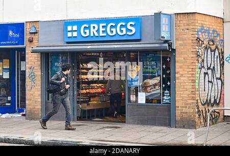 Brighton Royaume-Uni 14 novembre 2020 - A Greggs The Bakers à emporter sur London Road , Brighton comme l'entreprise annonce plus de 800 emplois sont à venir en raison du coronavirus COVID-19 restrictions de verrouillage affectant les ventes : crédit Simon Dack / Alay Live News Banque D'Images