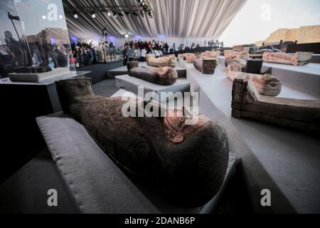 Giza, Égypte. 14 novembre 2020. Les sarcophages anciens sont exposés lors d'une conférence de presse à Saqqara. Les responsables des antiquités égyptiennes ont annoncé la découverte d'au moins 100 anciens cercueils, dont certains avec des momies à l'intérieur. Credit: Fadel Dawood/dpa/Alay Live News Banque D'Images