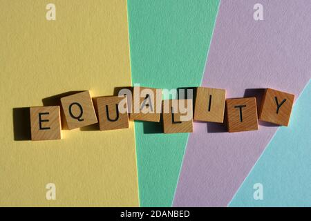 Égalité, mot en lettres de l'alphabet en bois isolées sur fond coloré Banque D'Images