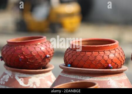 À l'occasion de Deepawali terracotta Diya, Dieu et Déesse, animaux, oiseaux sont vendus par des vendeurs dans des marchés ouverts.les gens par ces articles pour décorer et célébrer. Banque D'Images