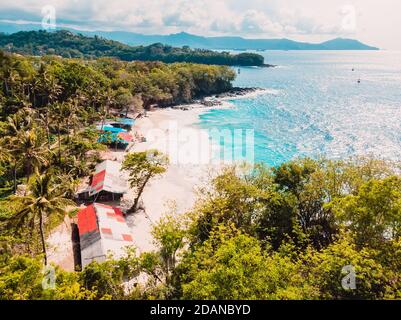 Plage tropicale de sable blanc avec cocotiers et océan turquoise à Bali. Vue aérienne Banque D'Images