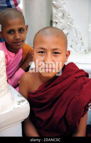 Un portrait d'un jeune moine bouddhiste souriant et d'un Jeune religieuse bouddhiste à la Pagode Shwedagon Yangon Myanmar Banque D'Images