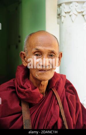 Portrait d'un vieux moine bouddhiste burmerse au Shwedagon Pagode à Yangon Myanmar Banque D'Images