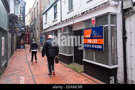 Brighton Royaume-Uni 14 novembre 2020 - la célèbre zone de Lanes, normalement animée, de Brighton, avec de nombreux magasins et entreprises rempli de à laisser signe en raison des dernières restrictions de verrouillage du coronavirus COVID-19 en Angleterre : crédit Simon Dack / Alay Live News Banque D'Images